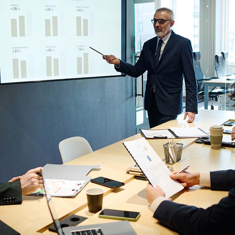 Docente che presenta un caso a un gruppo di professionisti Docente che presenta un caso a un gruppo di professionisti