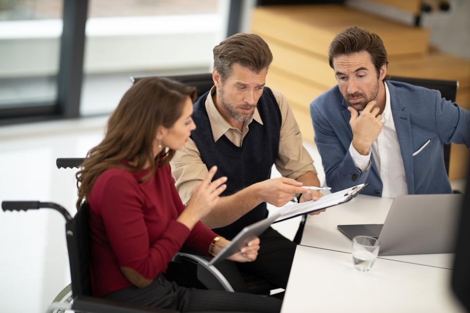 Professionisti che esaminano documenti di compliance Professionisti che esaminano documenti di compliance